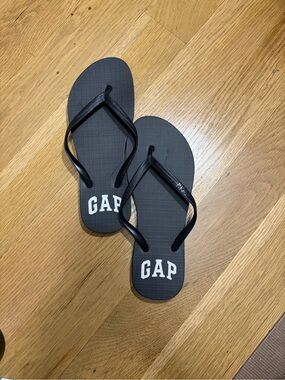 GAP women’s Black Logo Flip Flops